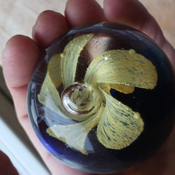 VINTAGE Glass Heavy Paperweight Flower Collectible - Picture 4 of 8